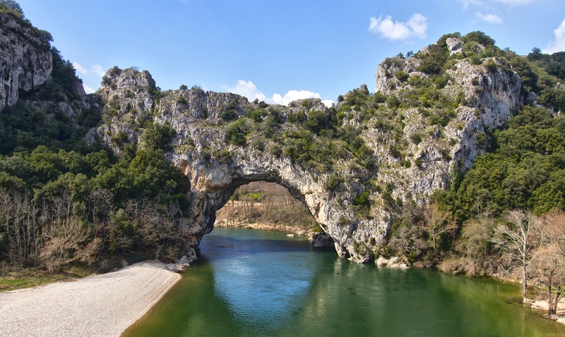 Zu den bekanntesten Naturparks in Südfrankreich gehören zum Beispiel Camargue, Corse, Grands Causses, Luberon, Massif des Bauges, Monts d'Ardèche, Narbonnaise en Méditerranée und Haut-Pilat.(#03)