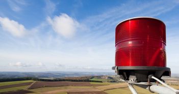 Windparks: Neue Regelungen zur bedarfsgerechten Befeuerung eingeführt Neue Gesetze: Windparks müssen nächtliches Blinken beenden (Foto: AdobeStock - contrastwerkstatt 27086192)