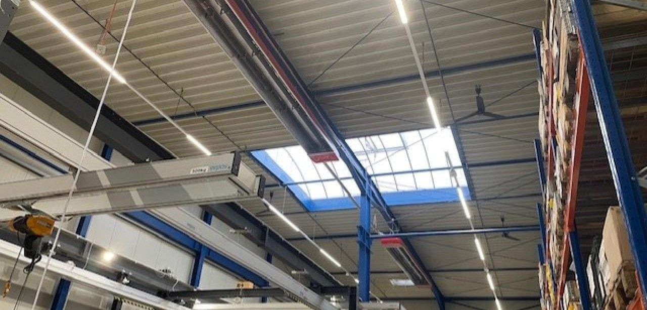 Hocheffiziente Infrarot-Dunkelstrahler-Technologie senkt Energieverbrauch um 46,5 (Foto: KÜBLER GmbH Energiesparende Hallenheizungen)