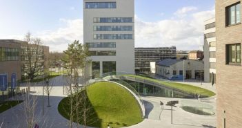 Begehbare Hügeldächer prägen neue innovative Mensa auf Heilbronner (Foto: Optigrün international AG)