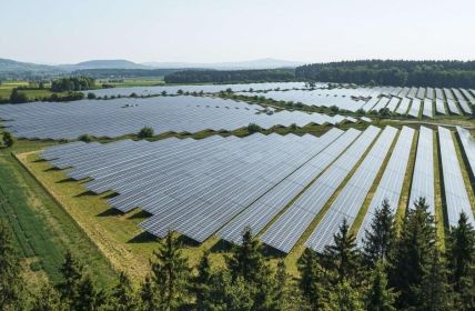 EnBW eröffnet 80-MW-Solarpark Langenenslingen für 30.000 Haushalte mit (Foto: EnBW Energie Baden-Württemberg AG)
