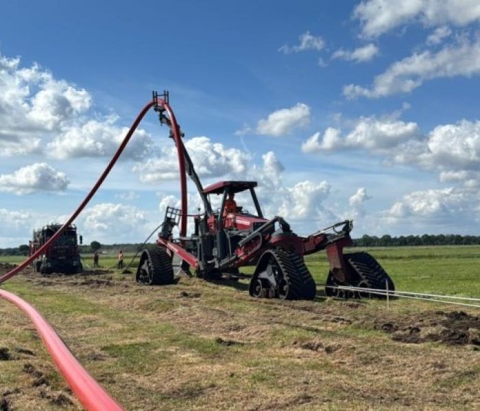 Leitungsbau ohne Flurschäden - der Kabelpflug machts möglich (Foto: Frank Föckersperger GmbH)