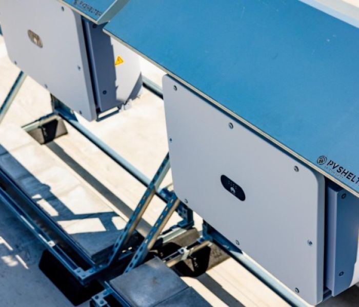 Als witterungsgeschützte Tragkonstruktion für die Wechselrichter (Foto: Simone Reukauf. Köster Energie)