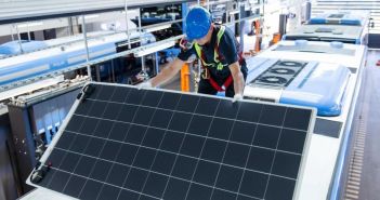 Flexible Solarpaneele erzeugen während der Fahrt Energie fürs (Foto: ZF..)