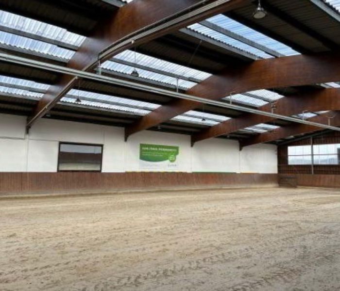 Gro&szlig;z&uuml;gige Anlage: Neben dem 4.000 Quadratmeter gro&szlig;en Reitplatz (Foto: Gr&uuml;nbeck AG)